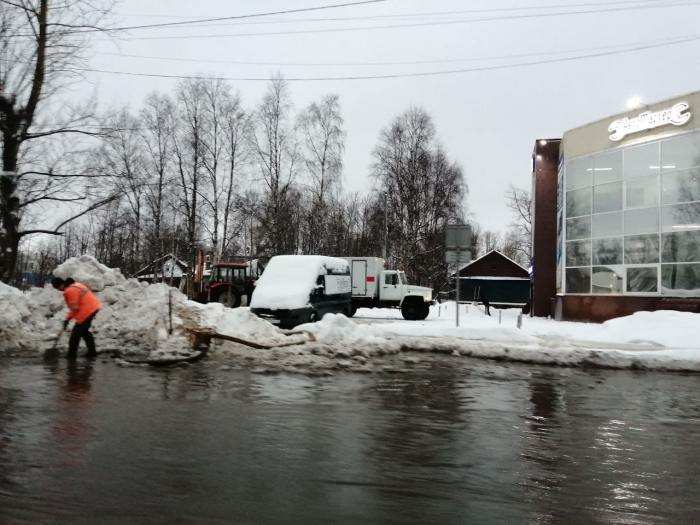 В Северодвинске на улице Ломоносова устраняют последствия аварии на магистрали